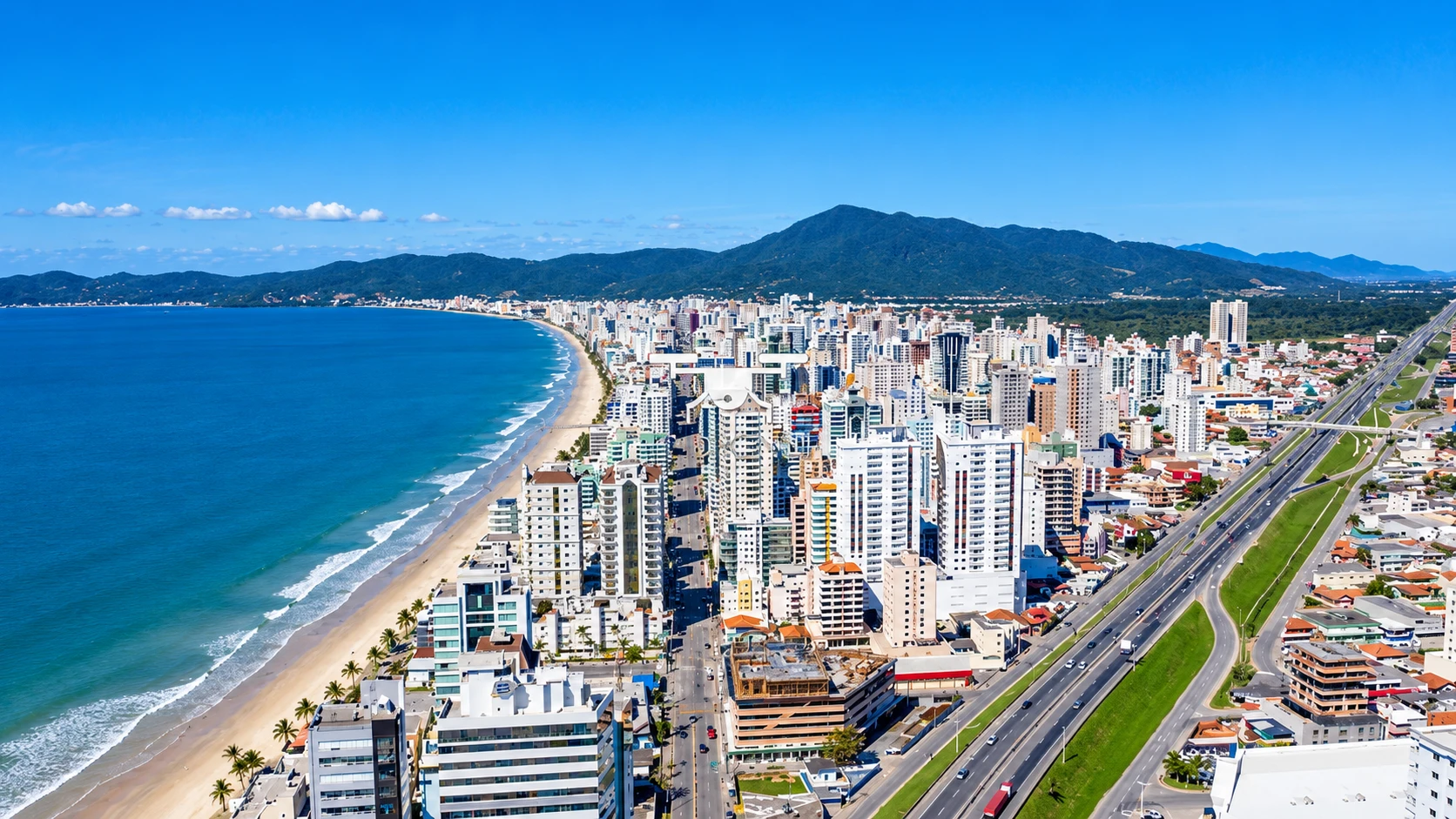 Vista aérea da orla de Itapema, Santa Catarina